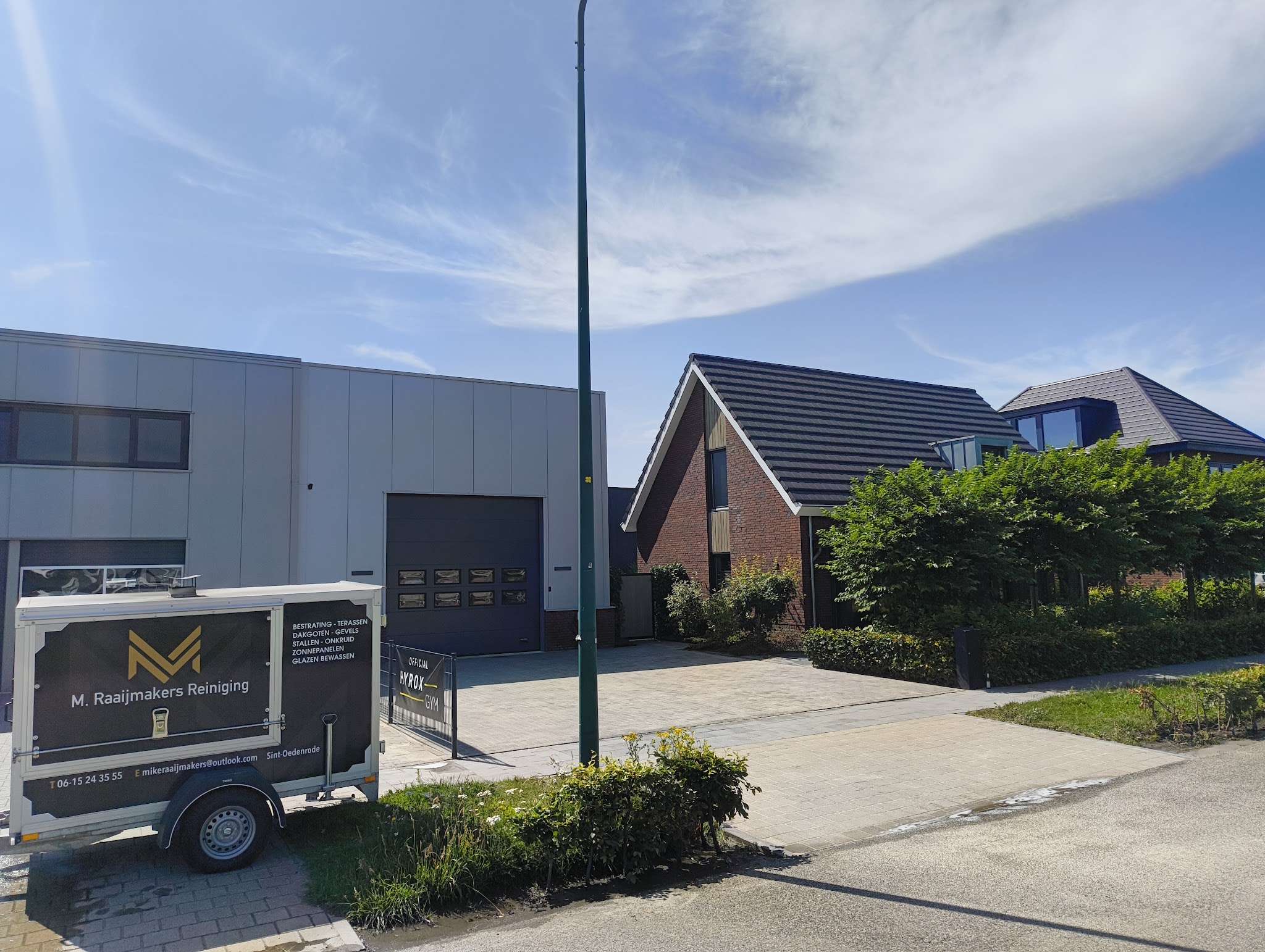 Aanhanger van M. Raaijmakers Reiniging voor een bedrijfspand en een woning